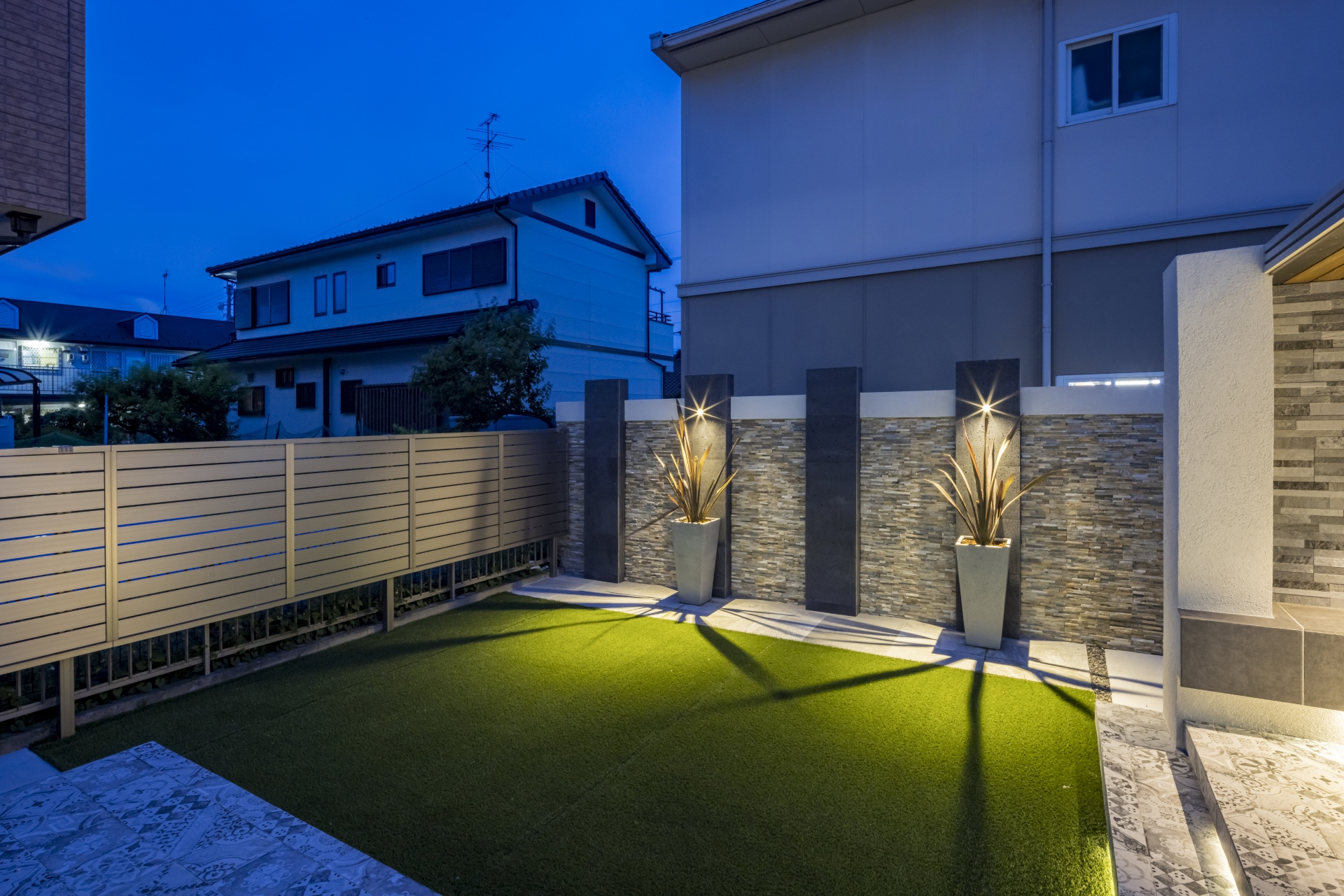 オリジナルデザインガラスを使用した おしゃれさと機能性を兼ね備えたガーデンデザイン | モダン外構