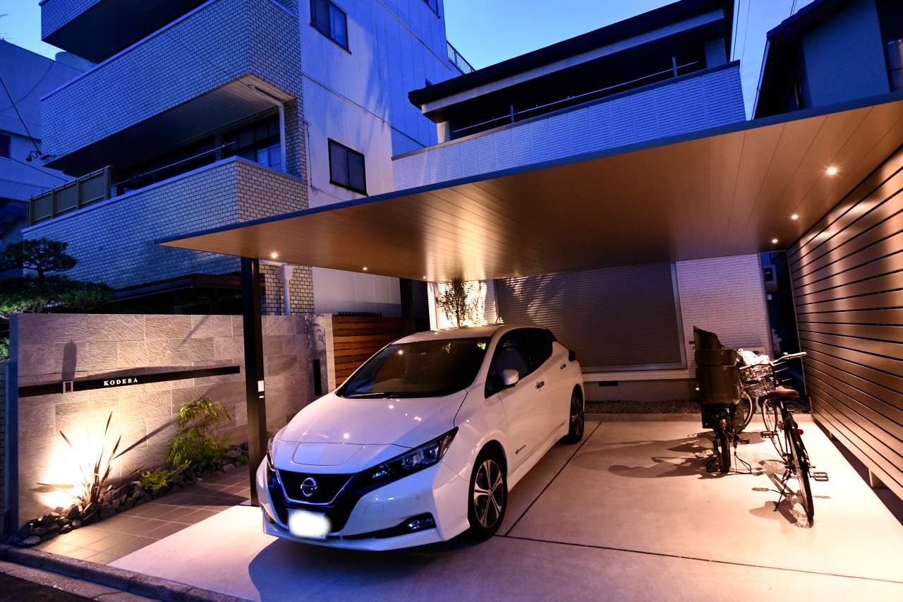 タイル門柱とコンパクトな空間を活用した高級感あるオシャレ外構！タイル門柱とスリムカーポートがポイントです。 | モダン外構