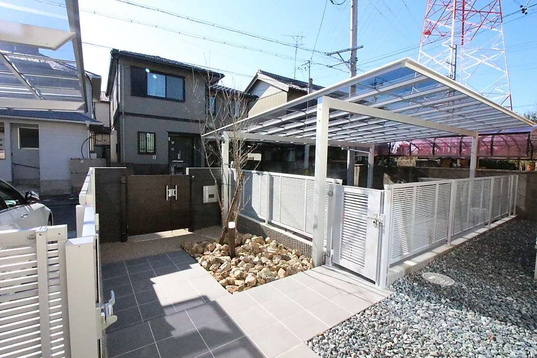 二種のカーポートを組み込んだモダン風外構デザインの施工例です。 | その他