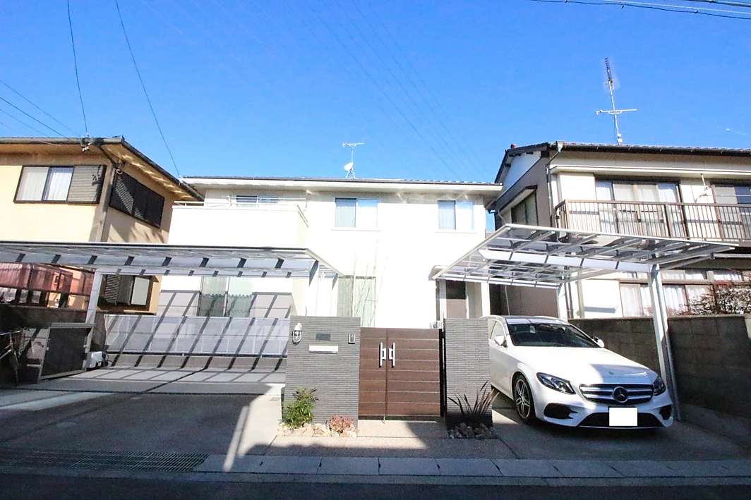 二種のカーポートを組み込んだモダン風外構デザインの施工例です。 | その他
