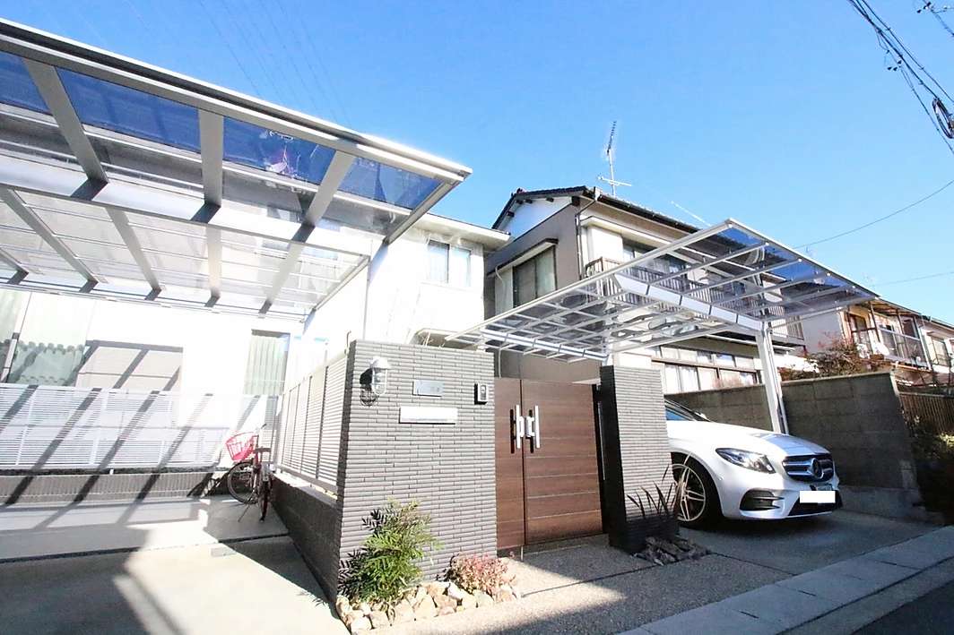二種のカーポートを組み込んだモダン風外構デザインの施工例です。 | その他