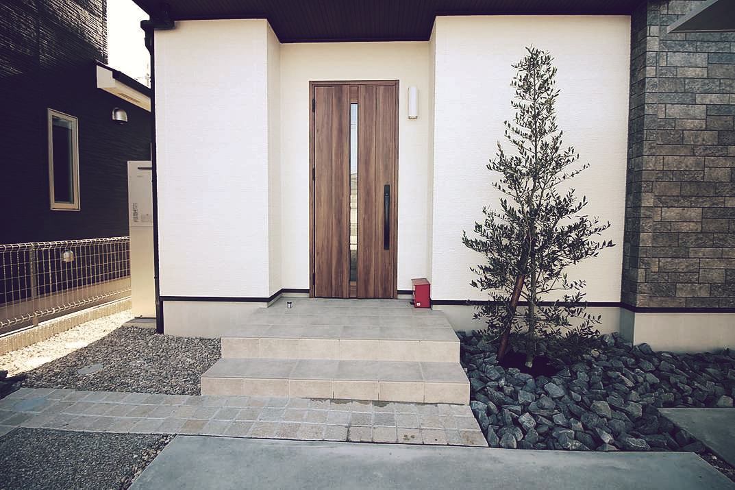 高級感あるスリムな門柱とカーポートを合わせて広々とした駐車スペースを確保した外構施工例 | その他