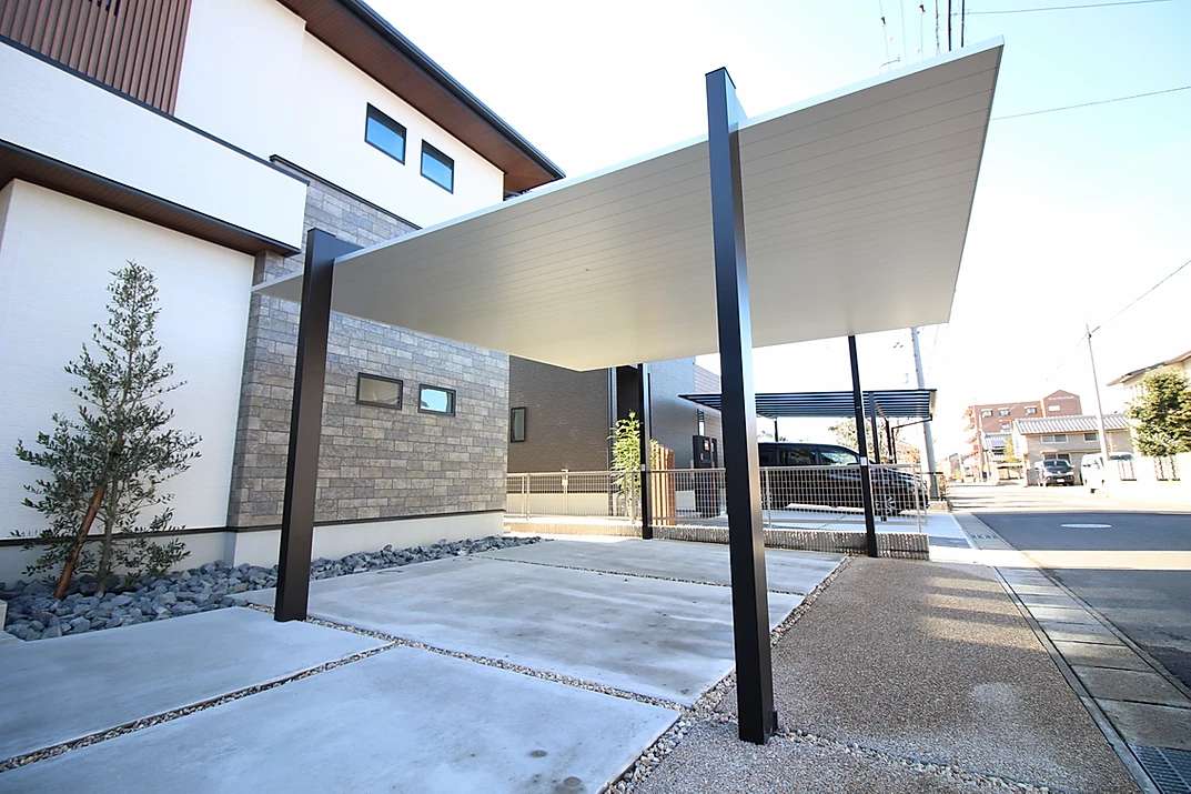 高級感あるスリムな門柱とカーポートを合わせて広々とした駐車スペースを確保した外構施工例 | その他