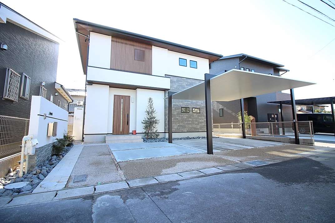 高級感あるスリムな門柱とカーポートを合わせて広々とした駐車スペースを確保した外構施工例 | その他