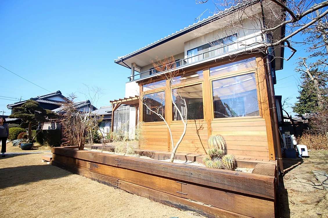 木造のおしゃれガーデンルームを施工して庭をさらに楽しめるようにアレンジした施工例。 | その他