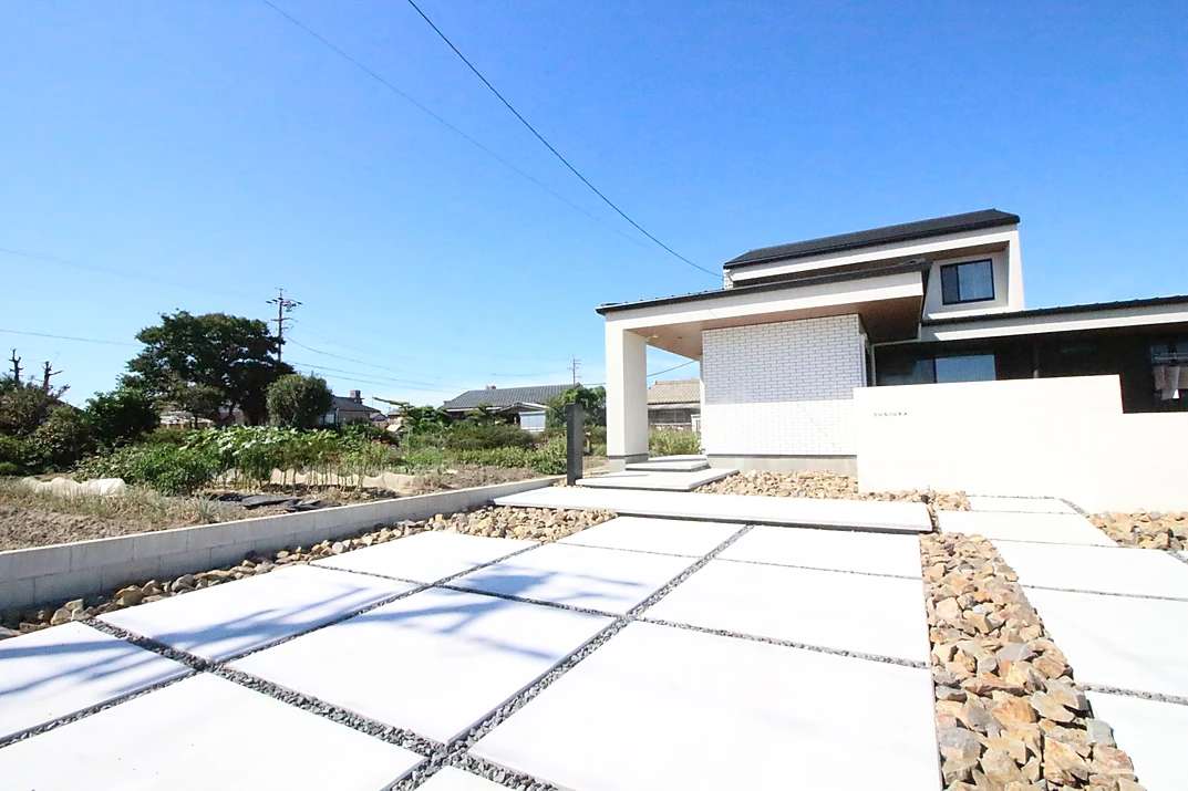 浮遊感のあるアプローチを演出した個性的なモダン外構の施工例です。 | シンプルモダン