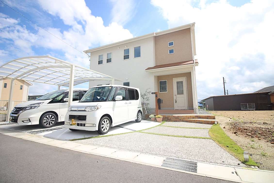二台用カーポートと曲線アプローチを重ねたオシャレな現代風外構の施工例 | その他