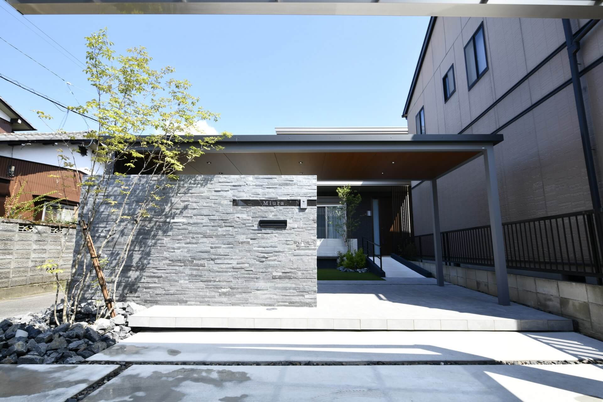 天然石をふんだんに使用した門柱と、重厚感あるエントランスゲートでつくる、高級感あるモダン外構。 | モダン外構