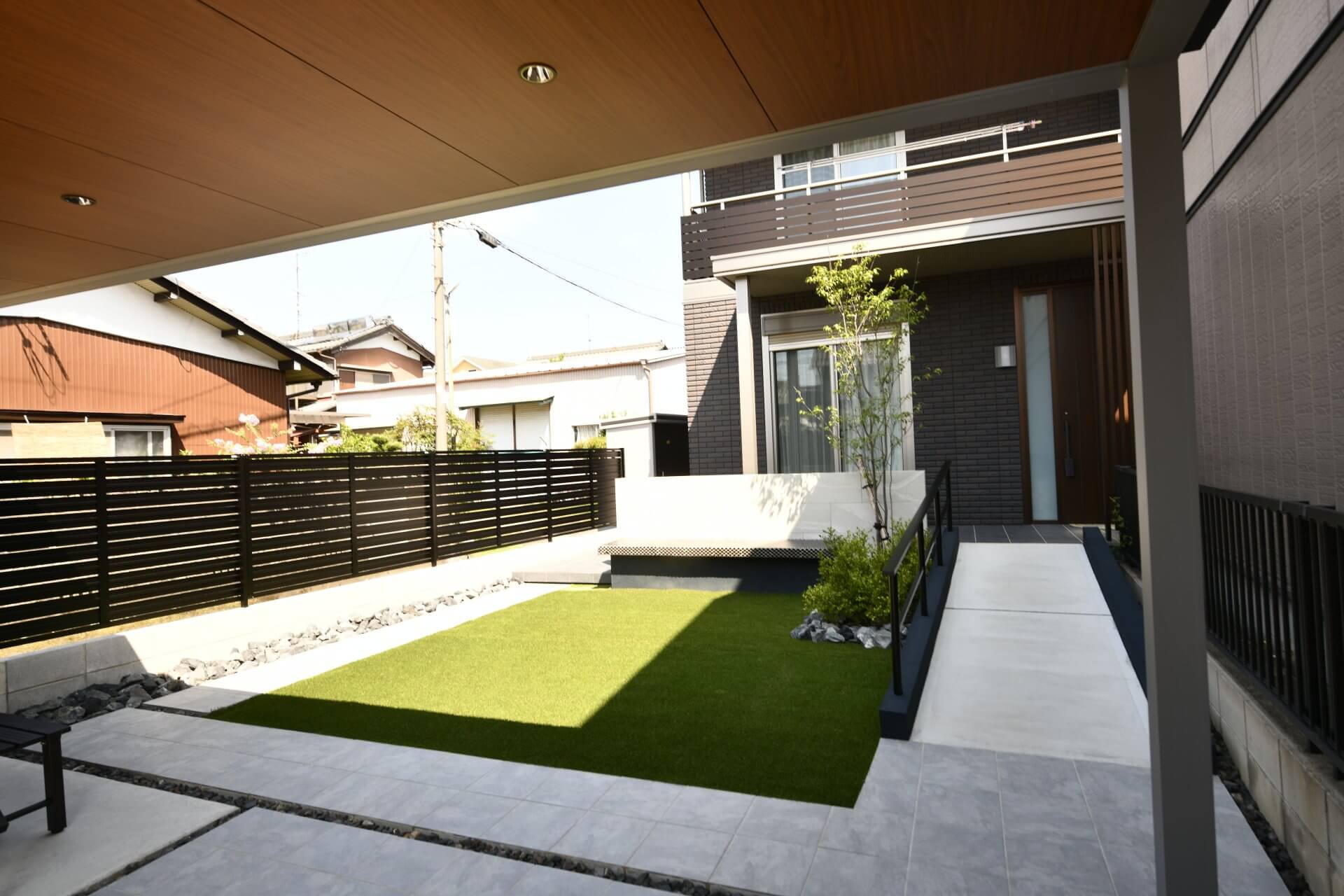 天然石をふんだんに使用した門柱と、重厚感あるエントランスゲートでつくる、高級感あるモダン外構。 | モダン外構